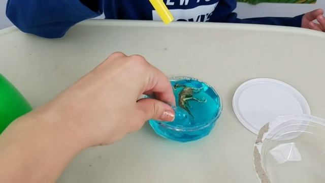 Большое яйцо с сюрпризом ДИНОЗАВРЫ Видео для детей про динозавры игрушки Киндер сюрпризы смотреть онлайн