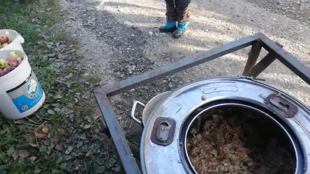 Как правильно и просто давить яблучний сок! Соковижималка! Як видушити яблучний сік! Лайфхак! смотреть онлайн