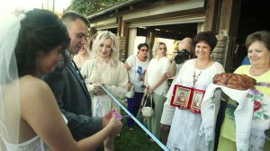 Встречали молодых на свадьбе по традиции свадебным караваем