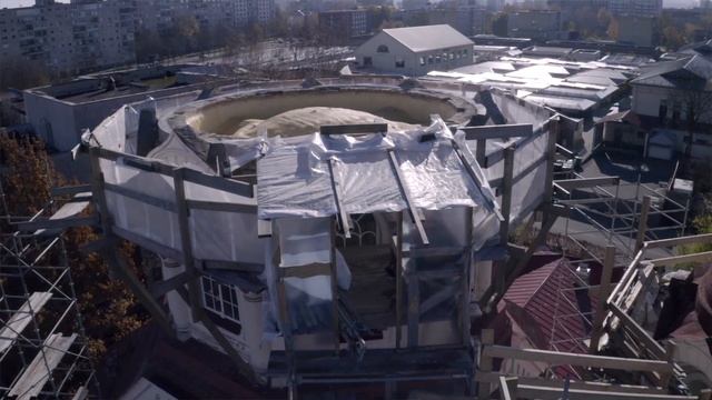 ОБЗОР Установка отреставрированного главного купола в Михайловском храме г Вильнюса смотреть онлайн