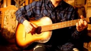 На столе стоит стакан