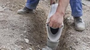 Пластиковые водоотводные лотки монтаж / установка на участке. Отвод воды от дома с помощью лотков