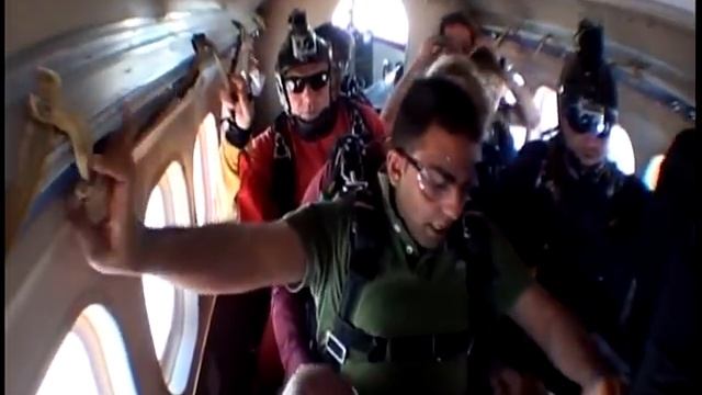 Aditya Sharma doing Sky Diving http://www.facebook.com/profile.php?id=1313915742 смотреть онлайн
