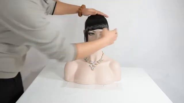 Челка прямая. Накладная челка с двумя зажимами. Челка каштанового цвета. Русая челка