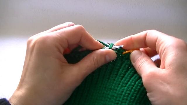 Вяжем шапку  резинкой патронташ спицами