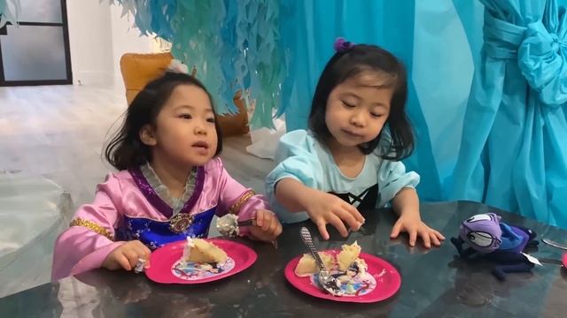 Emma y Kate Mulan vs Ariel! Cuarto Cumpleaños Fiesta Especial! смотреть онлайн