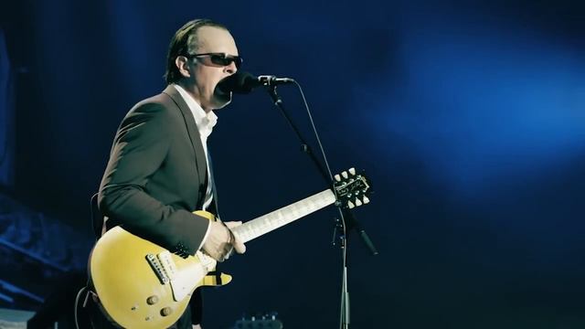 Joe Bonamassa Official - "Lonesome Whistle Blues" - Live at The Greek Theatre смотреть онлайн