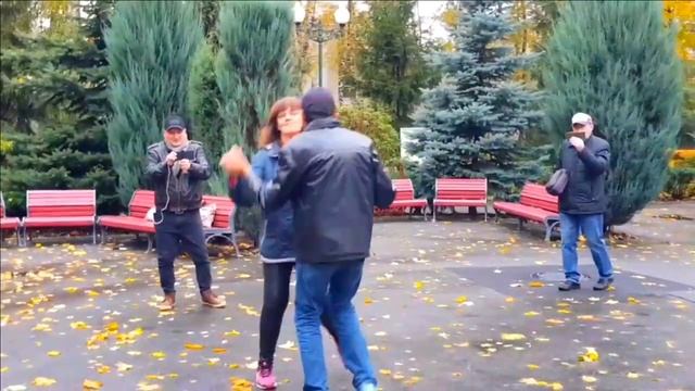 ТО ЛИ ВЕЧЕР ВОРОЖИТ ЗА ОКОЛИЦЕЙ! 21 октября 2023! ХАРЬКОВ ТАНЦЫ В ПАРКЕ