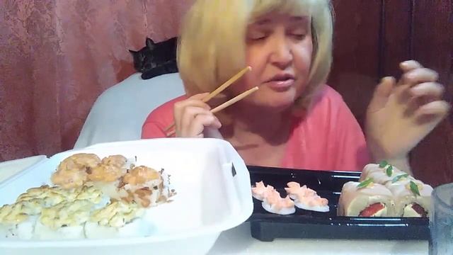 МУКБАНГ /MUKBANG / ВКУСНЕЙШИЕ РОЛЛЫ. ОБСУЖДАЕМ РОЛЛЫ .