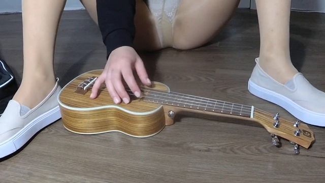 Review of ukulele in pantyhose // Обзор укулеле в колготках смотреть онлайн