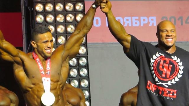 Президент IFBB Рафаэль Сантоха и Фил Хит награждают победителя   
