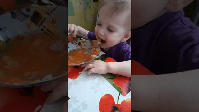 Сын сам ест суп.