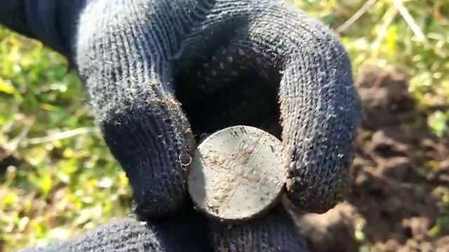 Фермер Потерял Кольцо в Поле Друзья Взяли Металлоискатели. Но Найти Такое Они Точно Не Ожидали!