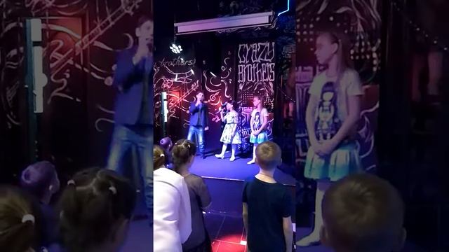 "Инопланетянка" песня Робер и Николь Виджесингх смотреть онлайн