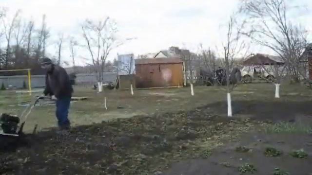 Вспашка целины с кирпичами культиватором крот с китайским двигателем. смотреть онлайн