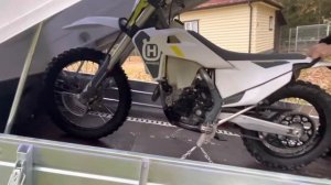 Опция «Крепление эндуро мотоцикла в прицепе»