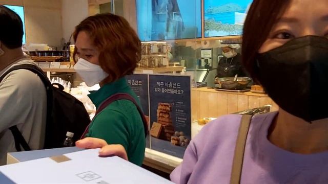 Покупаем эксклюзивный десерт Paris Baguette в аэропорту Чеджудо.