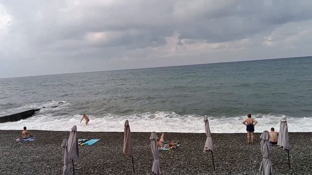 Адлер, 4 сентября 2022г. Море штормит и облачно. Мы купаемся и загораем. смотреть онлайн