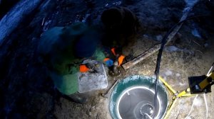 Самоизлив скважины.  Установка насоса и герметизация оголовком.