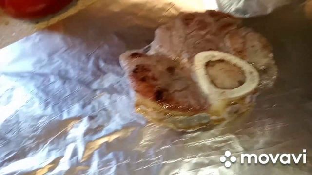 Запечённая говяжья нога, мясо можно есть губами смотреть онлайн