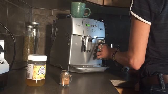 How to make an Expresso Latte with the Saeco Incanto Classic Coffee Machine смотреть онлайн