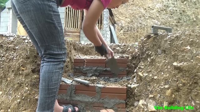 LIVING OFF GRID | Build Stairs, Bring Water To The Tank, Vân Building Life смотреть онлайн