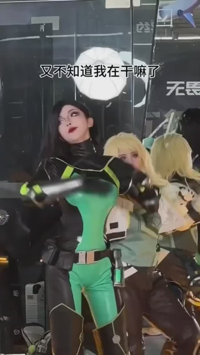 Милая азиатка в обтягивающем костюме устала танцевать смотреть онлайн