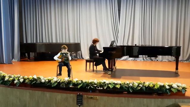 Санькин Эрик, играет Каччини " Аve Maria", в аранжировке С. Фёдорова ", "Хорватская плясовая". смотреть онлайн