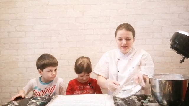 Ариана и Марсель. Делаем КЛУБНИЧНЫЙ МАРШМЕЛЛОУ!! НЕРЕАЛЬНО ВКУСНЫЕ зефирки БЕЗ КРАСИТЕЛЯ И ХИМИИ. смотреть онлайн