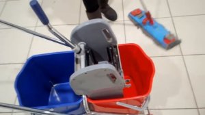 Как работает тележка с отжимом.