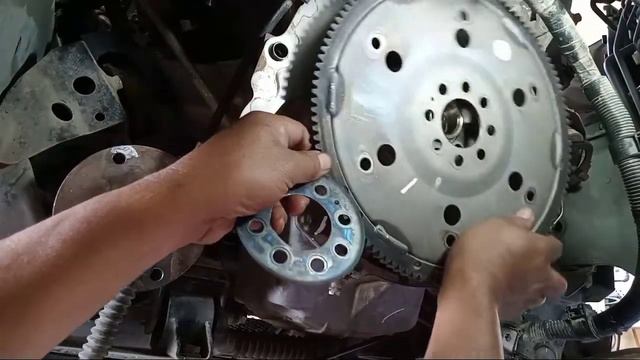 Mitsubishi Pajero (gasoline)(how to pull out rear crank shaft oil seal) смотреть онлайн