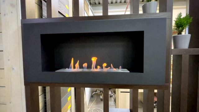 Необычное решение: реечная перегородка с камином и полками смотреть онлайн