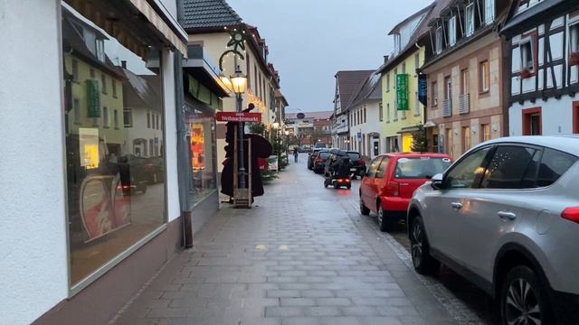 Ау, где все люди? Почему в городе пустые улицы? Кто прячется за окнами? #германия смотреть онлайн