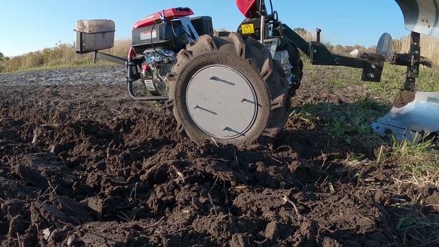 КРАСИВАЯ вспашка мотоблоком и плугом. смотреть онлайн