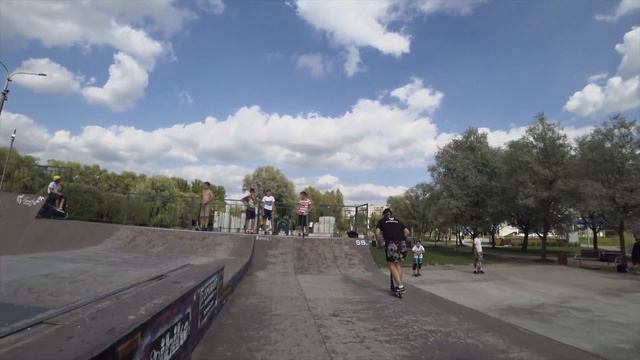 ТОП 5 трюков на самокате ДЛЯ НАЧИНАЮЩИХ в скейт-парке смотреть онлайн