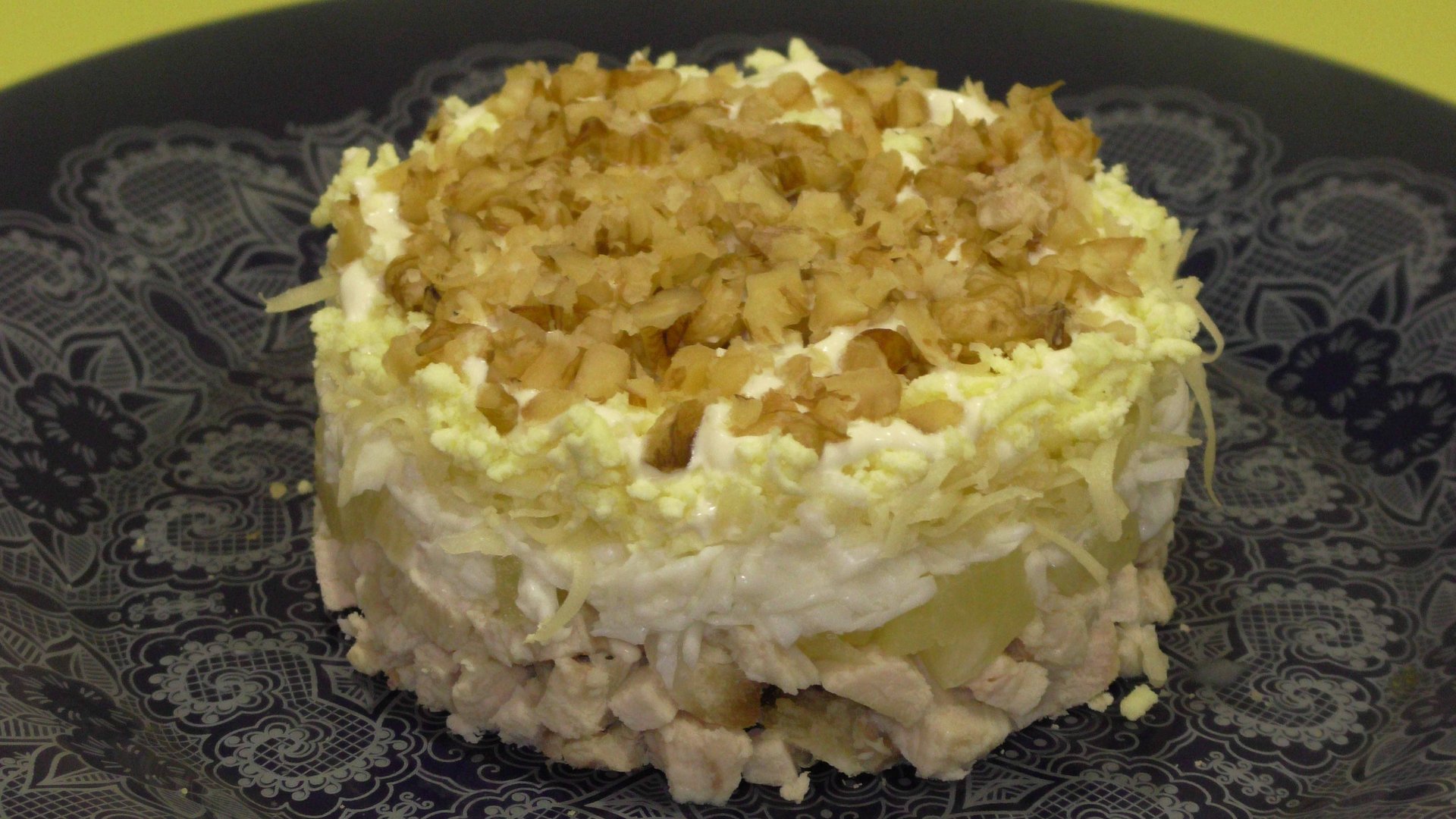 Салат "Нежность"из куриной грудки и ананасов . Два вида подачи - слоями и в сырной корзинке. смотреть онлайн