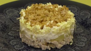 Салат "Нежность"из куриной грудки и ананасов . Два вида подачи - слоями и в сырной корзинке.