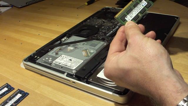 RAM Einbau Im MacBook Pro (2010)