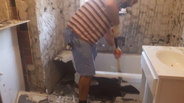 Как разбить чугунную ванну за 3 минуты. смотреть онлайн