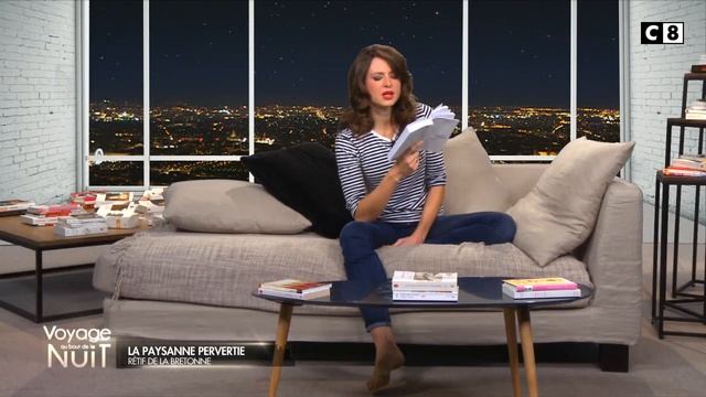 Louise lit La paysanne pervertie, Rétif de la Bretonne - Voyage au bout de la nuit (7/18) смотреть онлайн
