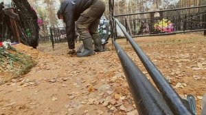 Установка ограды на кладбище. Благоустройство могилы .
