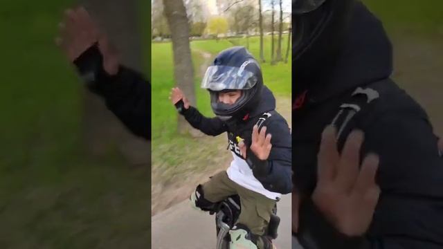 Сидя на моноколесе)) без рук! смотреть онлайн