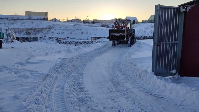 Чистим двор от снега на МТЗ ?? смотреть онлайн