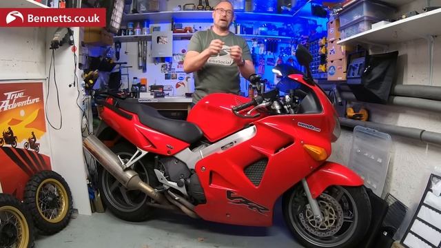 100,000 mile, £500 Honda VFR800 clutch change: Surprisingly easy! смотреть онлайн