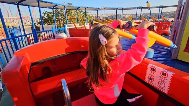 Eva ve arkadaşı itfaiye oldu yangın söndürüyorlar - Lunapark videoları смотреть онлайн