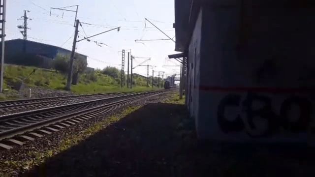 После манёвров. Тепловоз ТЭМ2К-6866 с приветливой бригадой следует резервом