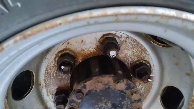 Если на вашем автомобиле колесные гайки закисли и стали откручиваться заодно с футорками. смотреть онлайн