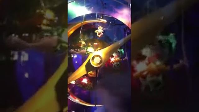 Bijenkorf Amsterdam etalage fragment смотреть онлайн