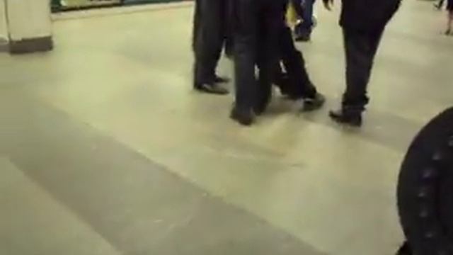 Как пьяница спустился первый раз посмотреть на Метро смотреть онлайн