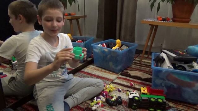 Решили пересмотреть игрушки. Машинки,автобусы и многое другое. смотреть онлайн